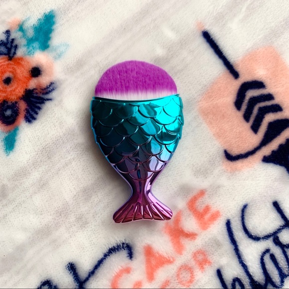 Other - 🎉HP🎉 🧜🏻‍♀️ Mermaid Makeup Brush 🧜🏻‍♀️